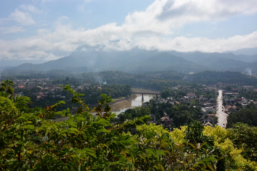 Blick vom Phousi hill über Luang Prabang mit Nam Khan und Bergland