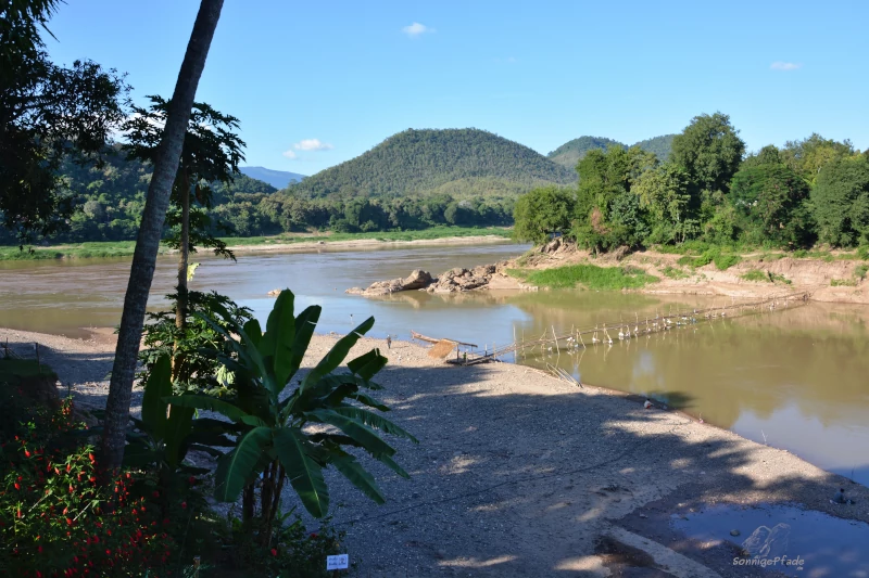 Laos: Mündung des Nam Khan in den Mekong bei Luang Prabang mit temporärer Bambusbrücke