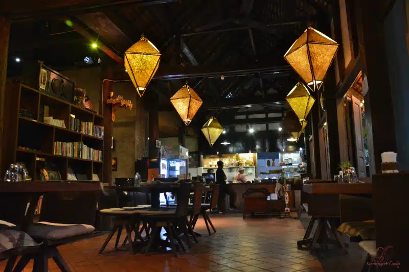 Luang Prabang, inside the „Kitchen building“ – Restaurant and library