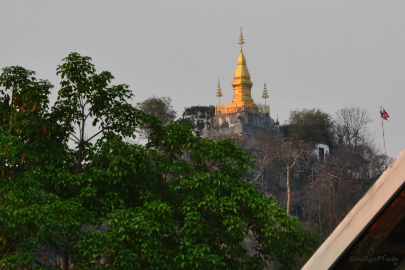 Phousi<Hill with gilded Chedi of That Chomsi
