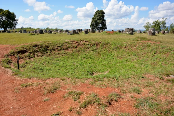 Bombenkrater im Kulturerbe jar site 1 - Ebene der Tonkrüge, Laos