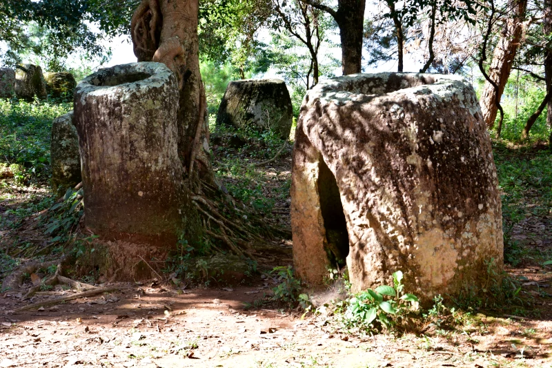 Laos, Plain of jars: Einzelne Steinkrüge sind beschädigt - durch Krieg oder andere Einflüsse