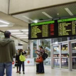 Im Flughafengebäude: Passagier betrachtet die Anzeigetafel