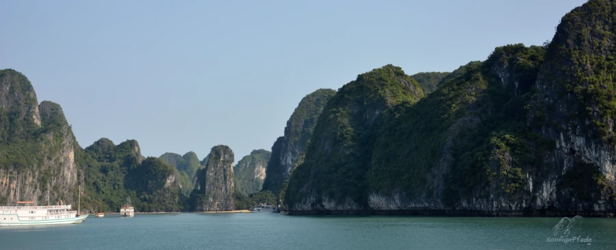 Die Ha Long Bucht in Vietnam offeriert Kalksteinfelsen im Meer