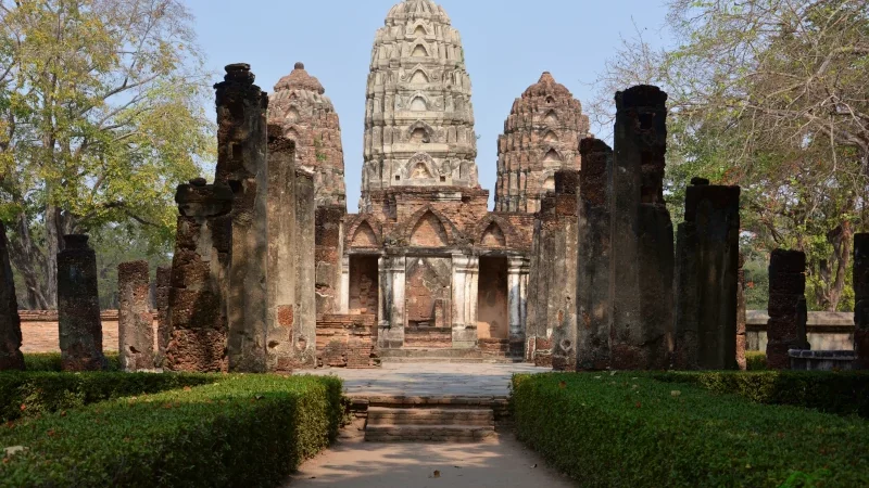 Ansicht des Wat Sri Sawai - ein Khmer - Tempel im Geschichtspark von Old Sukhothai, Thailand
