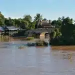 Laos, Si Phan Don: Eine Brücke verbindet die Inseln Don Khon mit Don Det