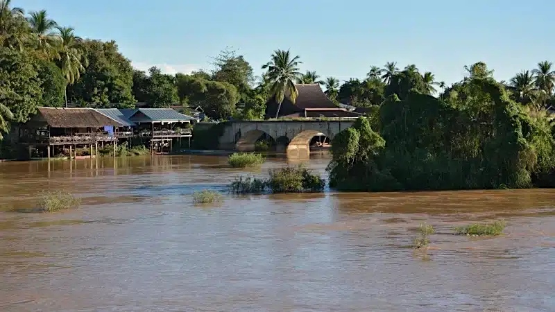 Laos, Si Phan Don: Eine Brücke verbindet die Inseln Don Khon mit Don Det