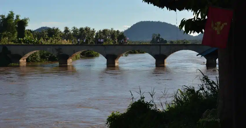 Si Phan Don, Laos: Alte Bahnbrücke zwischen Don Khon und Don Det