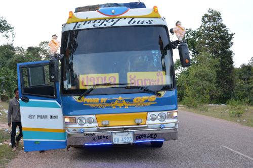 Auf dem Weg durch Laos zu den 4000 Inseln im Mekong: Ein Bus nach Nakasang zur überfahrt auf Don Det