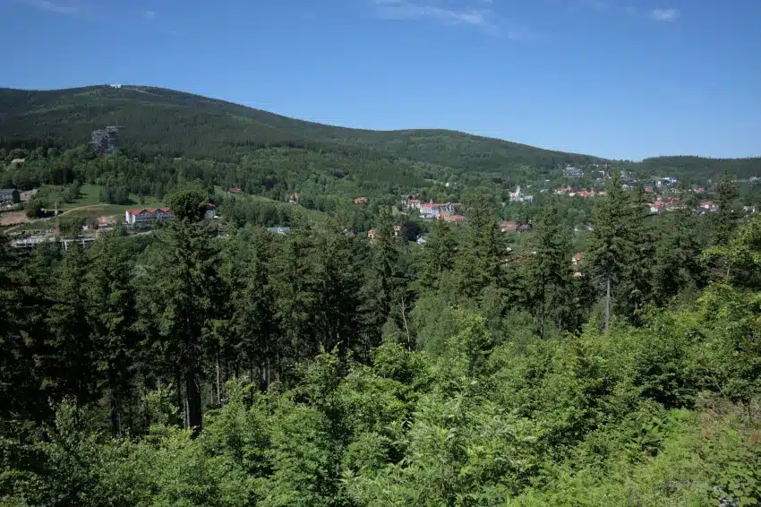 Blick über Swieradów Zdrój zum Kamm des Isergebirges mit Heufuder und sky walk