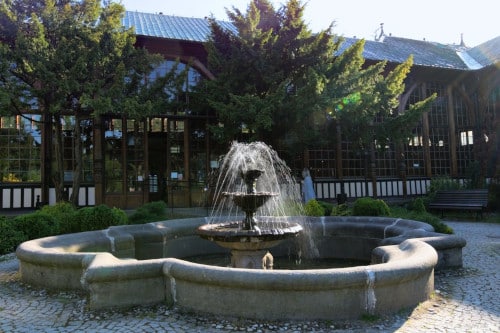 Swieradów Zdrój: Fountain in front of the Spa house lobby