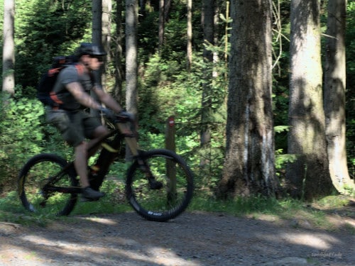 Mountain-biker im polnischen Isergebirge