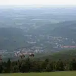 Swieradów Zdrój: Blick vom Stog Izerski, dem Heufuder, auf das Tal