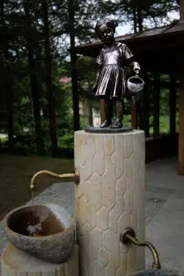 Girls Sculpture at the Healing well „Pijalka“ in Czerniawa Zdrój