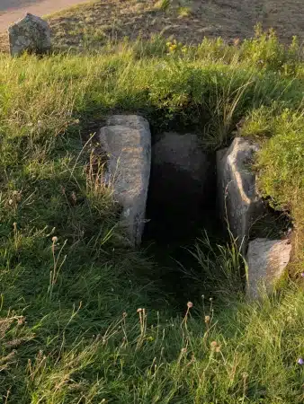 Archäologische Sehenswürdigkeit: Grabkammer am Lindeskov Dolmen, Insel Fünen, Dänemark