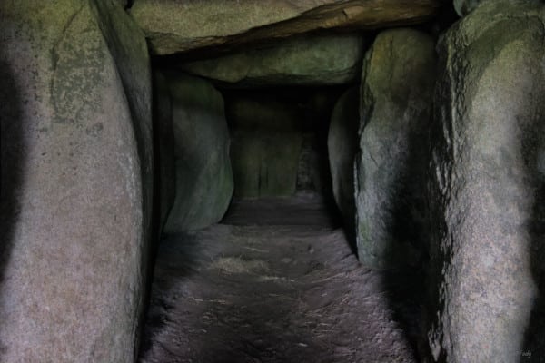 Der Gang zur Grabkammer des Hügelgrabs Mårhøj auf Fünen, Dänemark