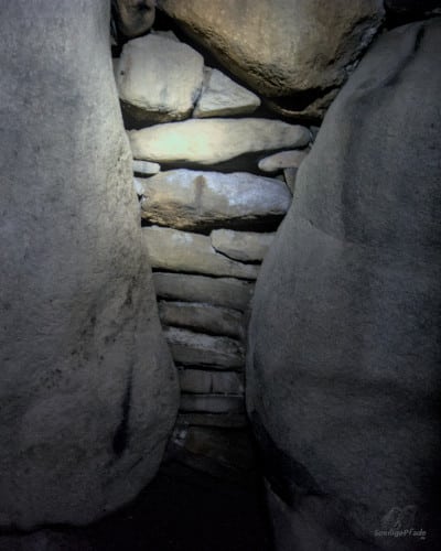 Steinpackungen zwischen den Tragsteinen in der steinzeitlichen Grabkammer