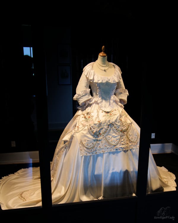 Ball gown in the exhibition in the gatehouse - The Secret Treasures of the Lady of the Palace