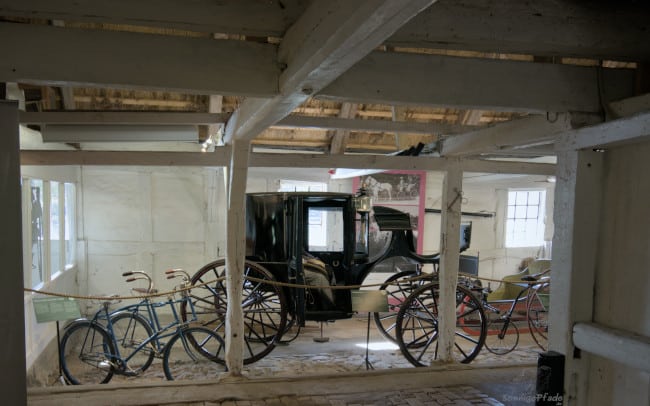 Kutsche und Fahrräder im Stall