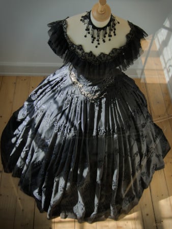 Schwarzes Kleid in der Ausstellung Torhaus Egeskov