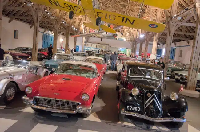 Oldtimer Autos und Flugzeuge in der großen Halle am Schloß Egeskov