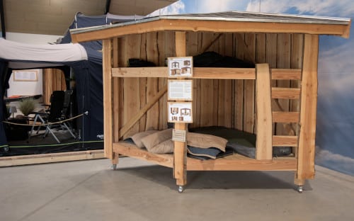 Doppelstock - Shelter (einfache Wanderer - Übernachtung) in der outdoor - und caravan - Ausstellung