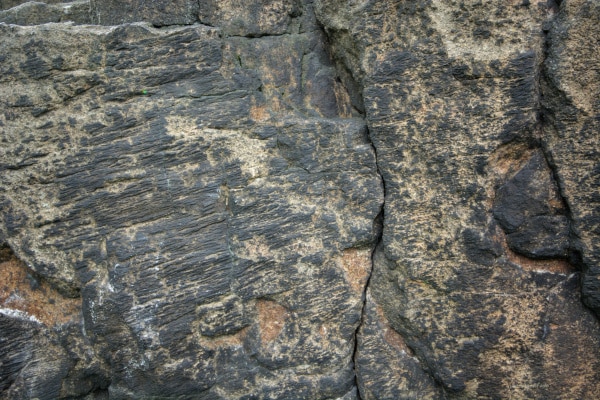Windschliff am Naumann - Heim - Felsen aus der Weichsel - Eiszeit