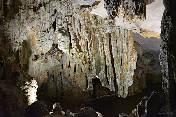 In einer Karsthöhle in der Ha Long Bucht