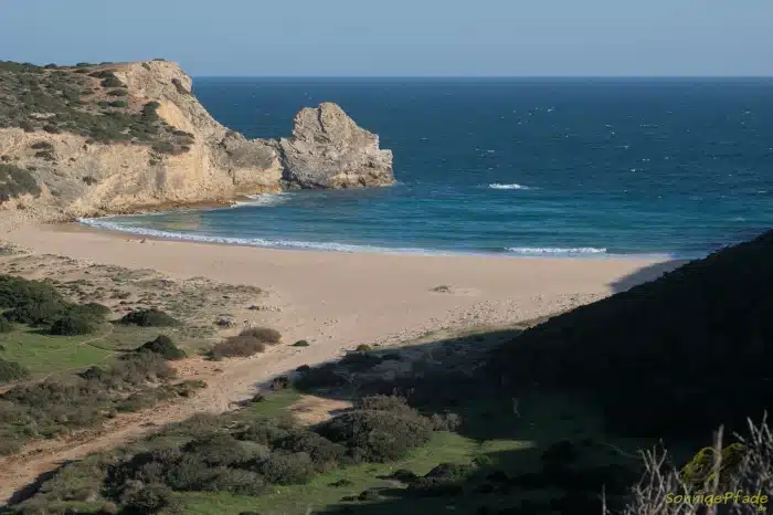 Bachmündung und Sandstrand an der Algarve Küste