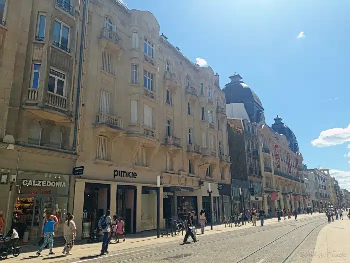 Reims - Fußgängerzone in der Innenstadt mit Galerie Lafayette