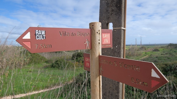 Wegweiser vom Cabo de Sao Vicente nach Vila do Bispo über den Caminho historico
