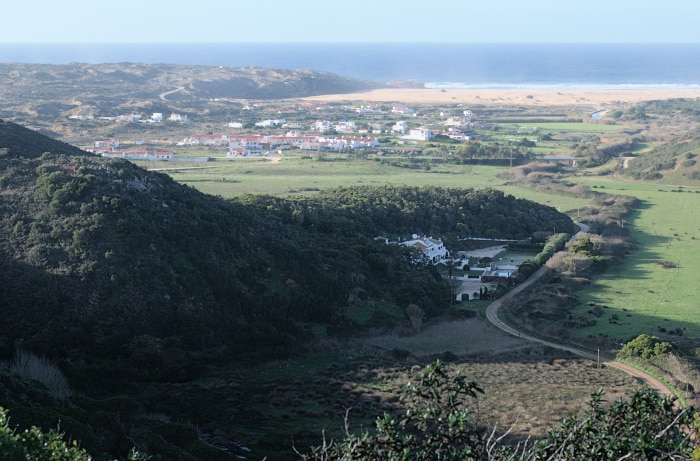 Aussicht über Flußtal und Küste bei Carrapateira auf dem historischen Weg