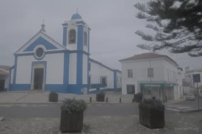 Winternebel in Sao Teotonio am Historischen Weg der Rota Vicentina