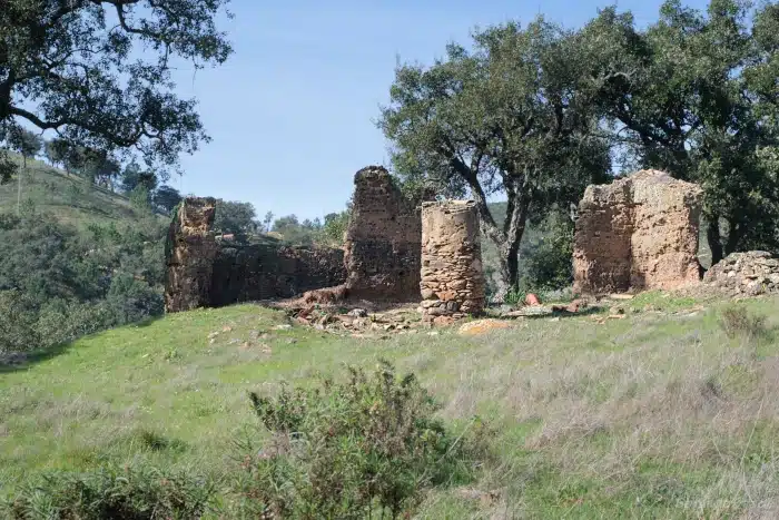 Ruinen in den Bergen bei Cercal do Alentejo am Historischen Weg