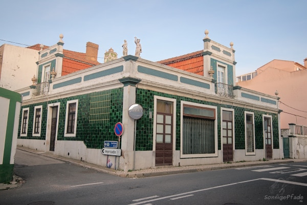 Cercal do Alentejo, Süd Portugal: Haus mit gefliester Fassade - typisch für Portugal