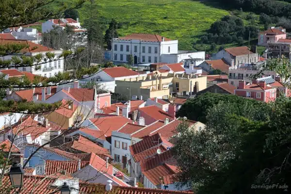 Blick über die Altstadt von Santiago do Cacem auf das Städtische Museum